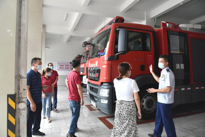 企業(yè)代表慰問(wèn)松崗消防大隊