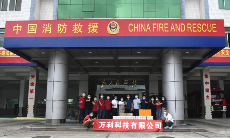 企業(yè)代表慰問(wèn)松崗消防大隊