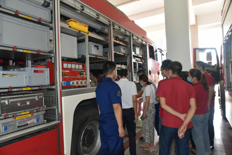 企業(yè)代表慰問(wèn)松崗消防大隊